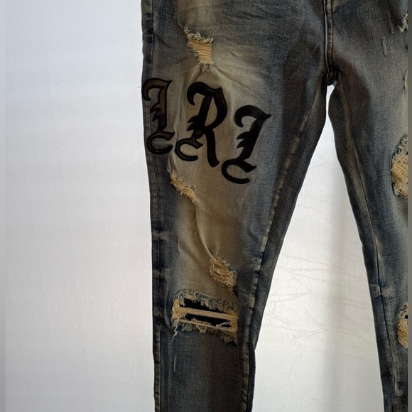 AMIRI SKINNY DESTROYED EMBROIDERED LETTERS FRAYED BUTTON FLY LIGHT WASH 32 - Picture 5 of 15